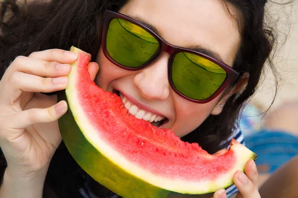 Chica divertida comiendo sandía — Foto de Stock