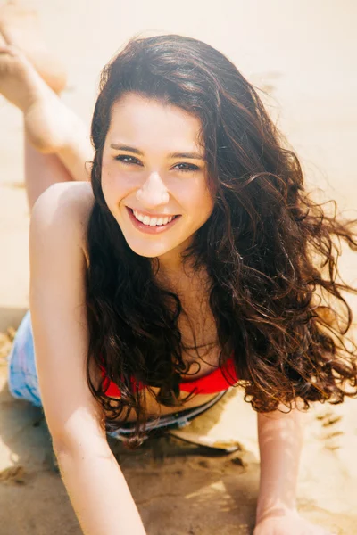 Gelukkige jonge vrouw op het strand — Stockfoto