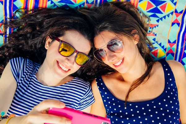 Selfie friends lying on the beach — Stock Photo, Image