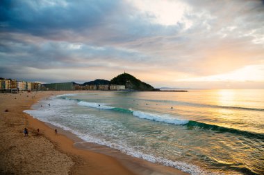 Gün batımında Zurriola beach
