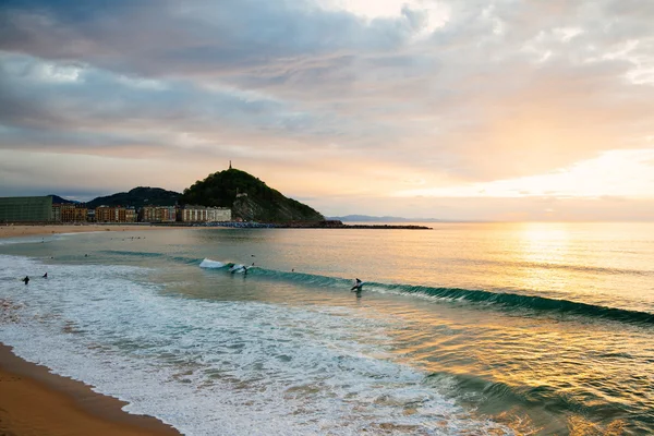 Pláž Zurriola v San Sebastiánu při západu slunce — Stock fotografie