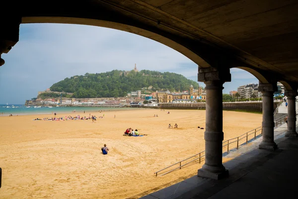 Пляж Ла Конча от арки — стоковое фото