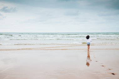 Kötü hava ile plaj keyfi kız