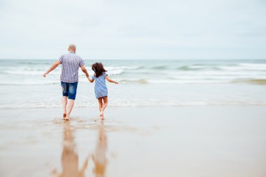 Baba çocuk gibi onun kız ile hissediyor.