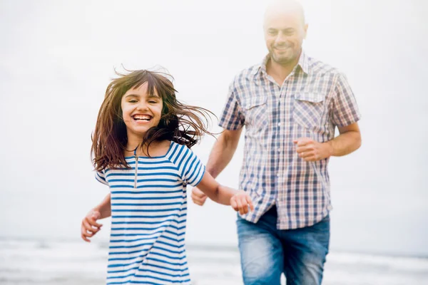 Jouer tag avec papa sur la plage — Photo