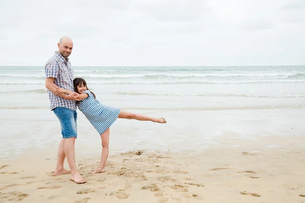 Spelar dansare med min pappa på stranden — Stockfoto