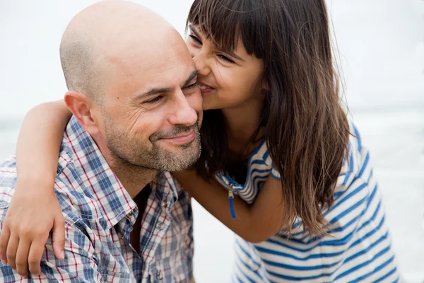 Kuss und Spaß mit Papa — Stockfoto