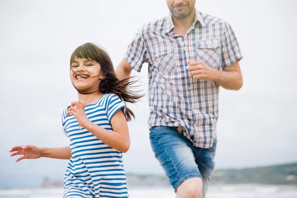 Playing tag with dad on the beach — Stock Photo, Image