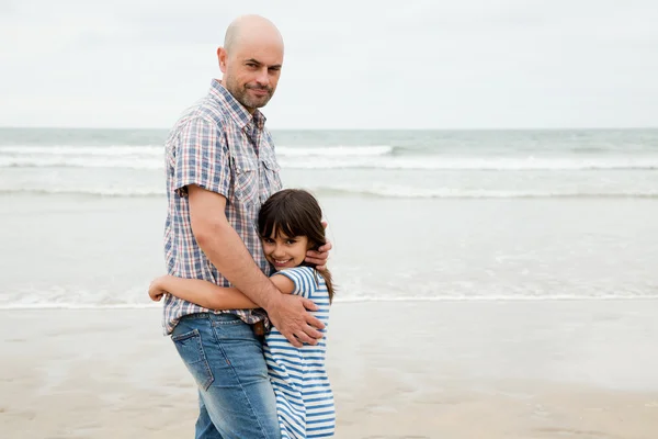 Liefdevolle vader en dochter op het strand — Stockfoto