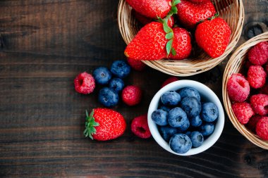 Ahşap arka plan üzerinde güzel çilek