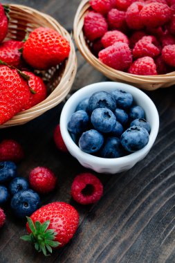 Çilek rustik masada