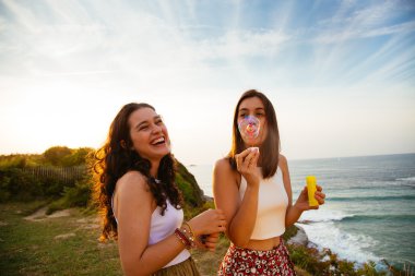Arkadaşlar eğlenmeye kabarcıklar üfleme