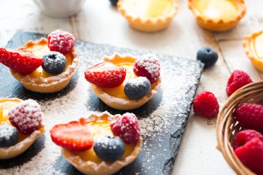 Çilek tartlets hazırlanıyor