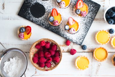 Çilek tartlets hazırlanıyor
