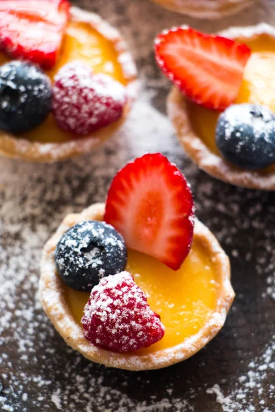Тарталетки со свежими ягодами и сахаром — стоковое фото