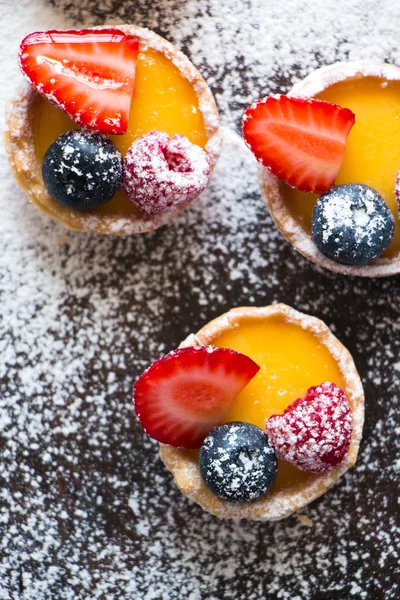 Тарталетки со свежими ягодами и сахаром — стоковое фото