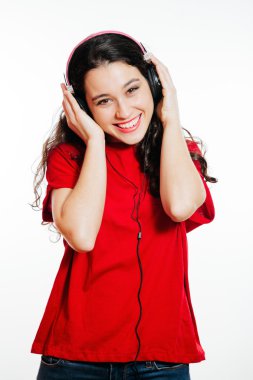 Müzik dinleyen kız