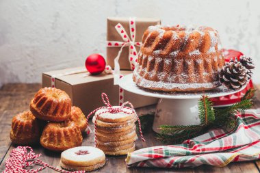Ev yapımı Noel tatlıları ve kırsal ahşap bir masada hediye kutuları. 