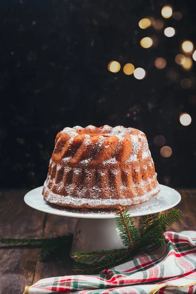 Torta Natale Fatta Casa Tavolo Legno Con Luci Natale Sullo — Foto Stock