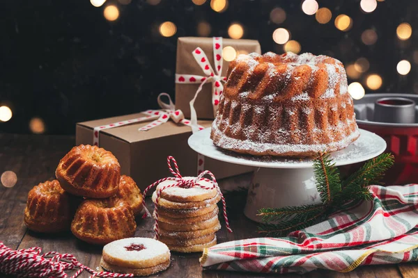 Assortiment Zelfgemaakte Kerstdesserts Geschenkdozen Een Rustieke Houten Tafel Met Kerstverlichting — Stockfoto