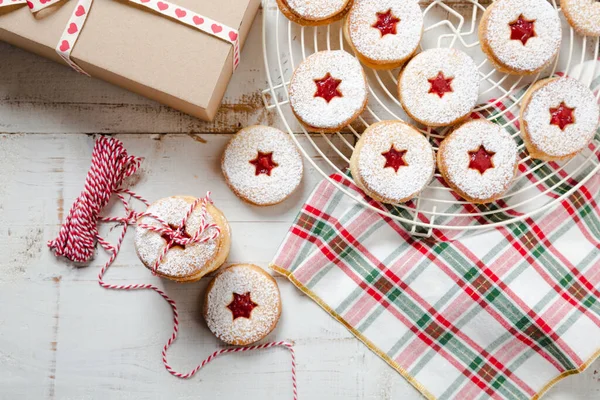 Traditionele Linzer Kerstkoekjes Gemaakt Van Amandel Boter Gevuld Met Frambozenjam — Stockfoto