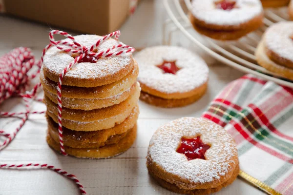 Biscotti Natale Linzer Tradizionali Fatti Mandorla Burro Ripieni Marmellata Lamponi — Foto Stock