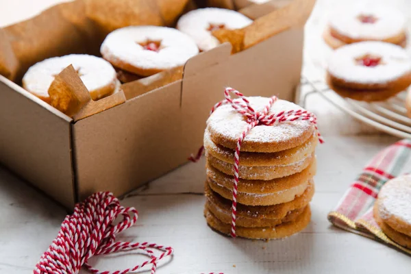 Galletas Tradicionales Navidad Linzer Hechas Almendras Mantequilla Rellenas Mermelada Frambuesa — Foto de Stock