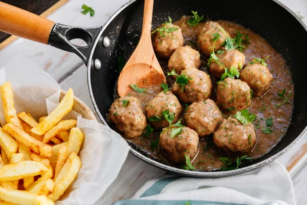 Polpette Salsa Cipolle Con Prezzemolo Padella Patatine Fritte — Foto Stock