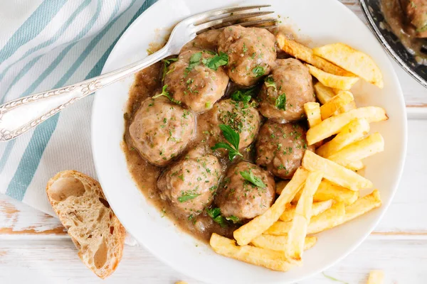 Almôndegas Molho Cebola Com Salsa Batatas Fritas Uma Mesa Madeira — Fotografia de Stock