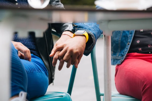 Couple Lesbien Méconnaissable Tenant Main Sous Table Dans Une Terrasse — Photo