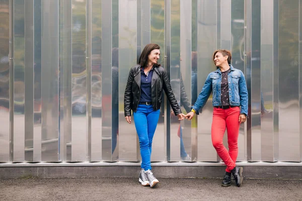 Happy Middle Aged Lesbian Couple Holding Hands Looking Each Other — Stock Photo, Image