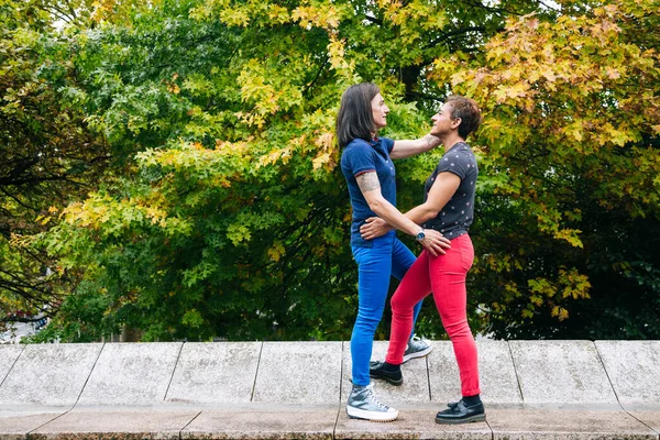 Feliz Meia Idade Lésbicas Casal Abraçando Olhando Para Outro Ternamente — Fotografia de Stock