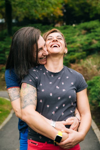 Šťastný Středního Věku Lesbičky Pár Objímání Smích Parku — Stock fotografie