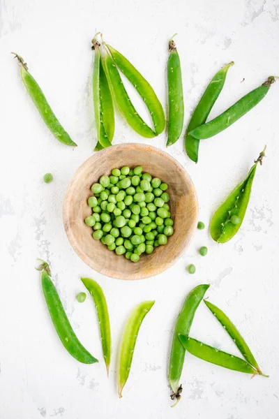 Träskål Och Skida Råa Gröna Ärtor Vit Grov Bakgrund — Stockfoto