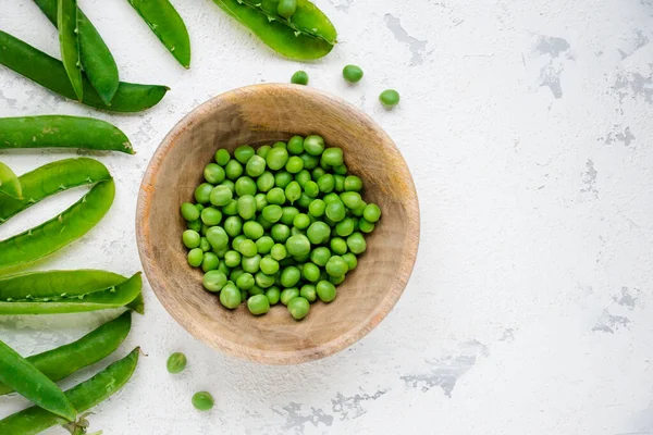 Wooden Bowl Pods Raw Green Peas White Rough Background — Stock Photo, Image