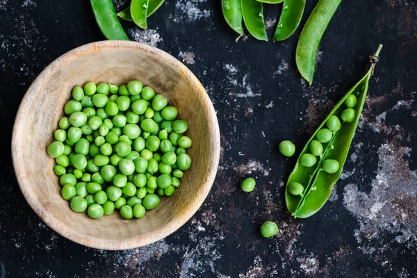 Wooden Bowl Pods Raw Green Peas Dark Rough Background — Stock Photo, Image