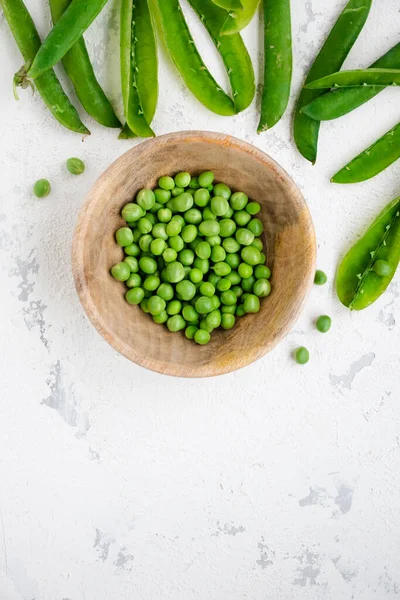 Wooden Bowl Pods Raw Green Peas White Rough Background — Stock Photo, Image