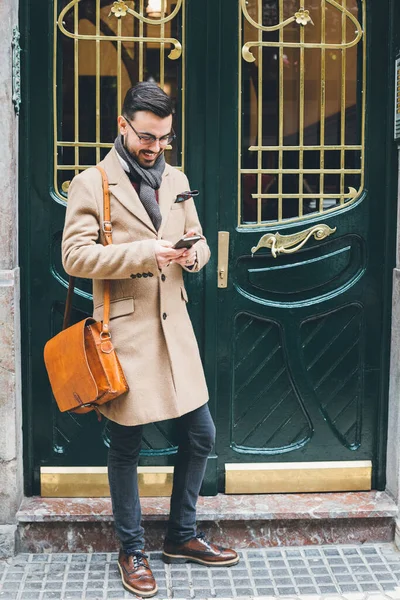 Elegante Giovane Stile Dandy Utilizzando Smartphone Sulla Porta Ingresso — Foto Stock