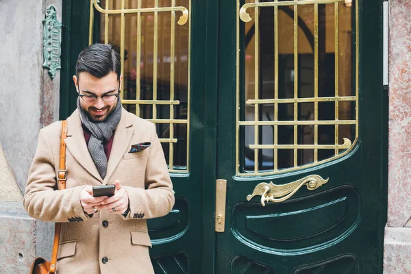 Elegant Ung Man Dandy Stil Mode Med Hjälp Smart Telefon — Stockfoto