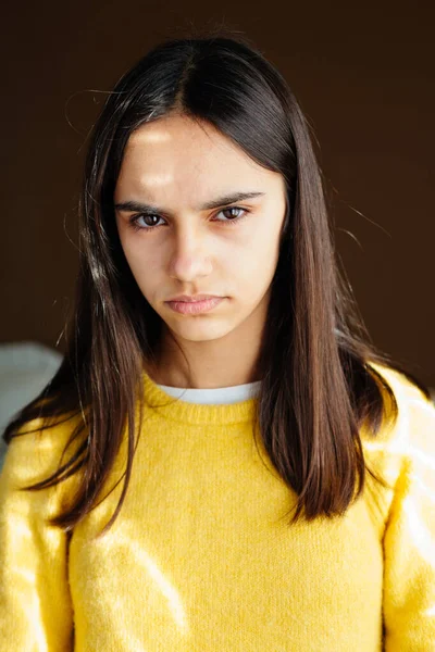 Retrato Una Adolescente Infeliz Disgustada Con Suéter Amarillo Casa Mirando — Foto de Stock