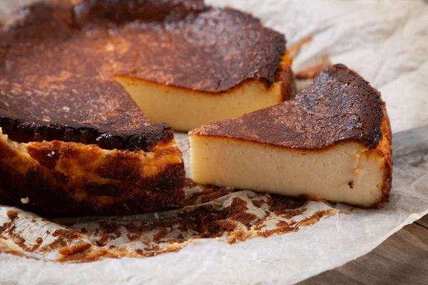 Traditional Basque Burnt Cheesecake Baking Paper — Stock Photo, Image