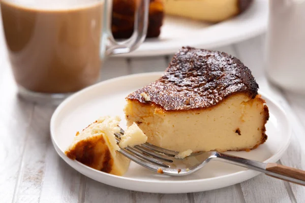 Portion Gâteau Fromage Basque Traditionnel Avec Une Tasse Café — Photo