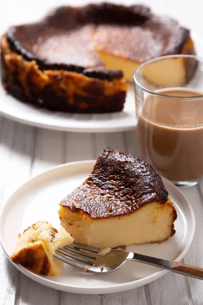 Traditionell Baskisk Bränd Ostkaka Med Kopp Kaffe Ett Vitt Träbord — Stockfoto