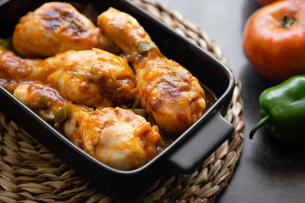 Patas Pollo Guisadas Con Verduras Salsa Tomate Una Cazuela Negra —  Fotos de Stock