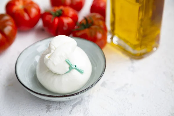 전통적 이탈리아식 샐러드를 만들기 부라타 토마토 올리브유를 만들었다 부드러운 — 스톡 사진