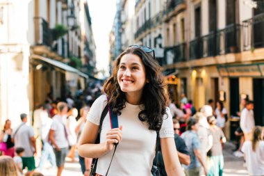Mutlu genç turist kadın yazın neşeli San Sebastian, İspanya 'yı ziyaret ediyor.