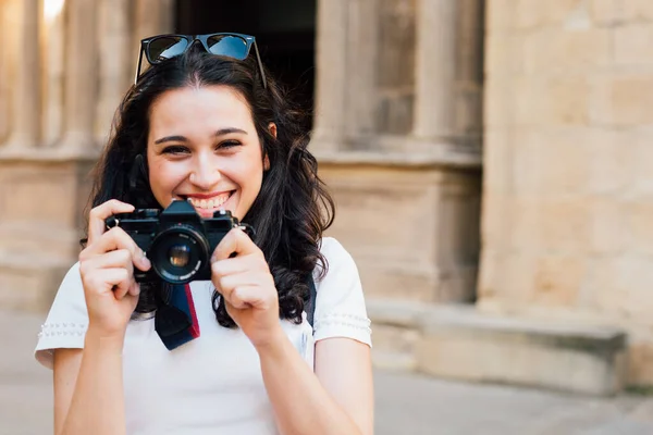 Joven Mujer Turista Feliz Tomando Fotos Del Casco Antiguo Con — Foto de Stock