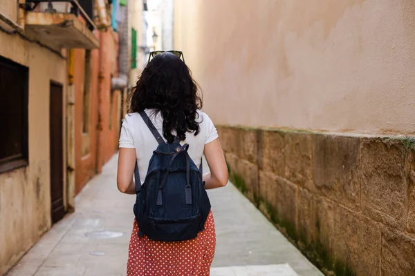 Rear View Young Woman Backpack Walking Lonely City Alley Alone — Stock Photo, Image