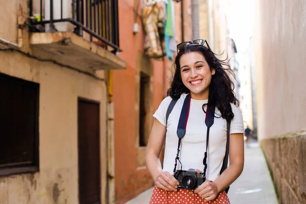 若いです幸せな観光客の女性は ヴィンテージカメラでヨーロッパの街の路地を歩いて — ストック写真