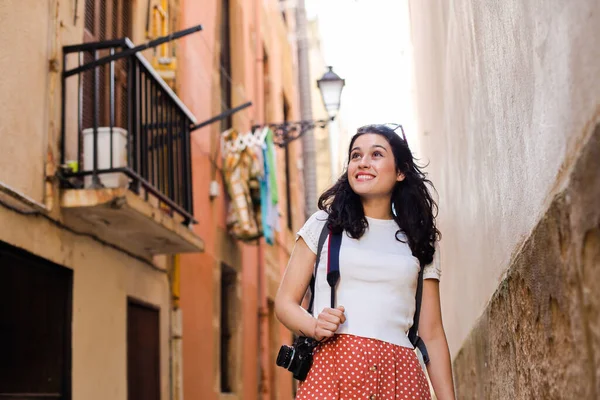若いです幸せな観光客の女性は ヴィンテージカメラでヨーロッパの街の路地を歩いて — ストック写真
